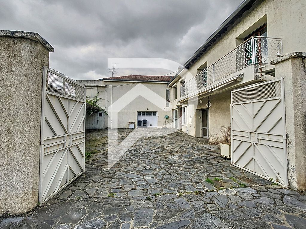 Achat maison à vendre 4 chambres 246 m² - Saint-Symphorien-sur-Coise