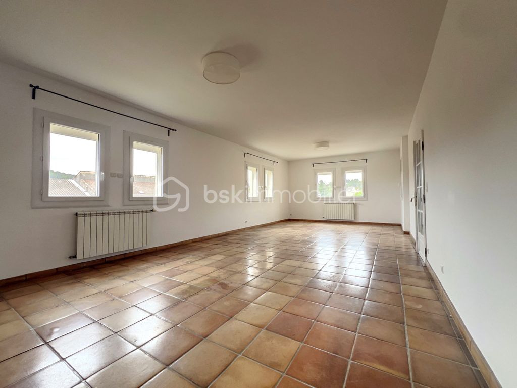 Achat maison à vendre 5 chambres 174 m² - Saint-Saturnin-lès-Avignon