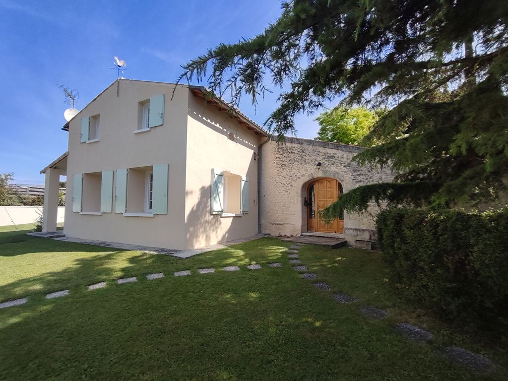 Achat maison à vendre 3 chambres 135 m² - Saint-Fort-sur-Gironde