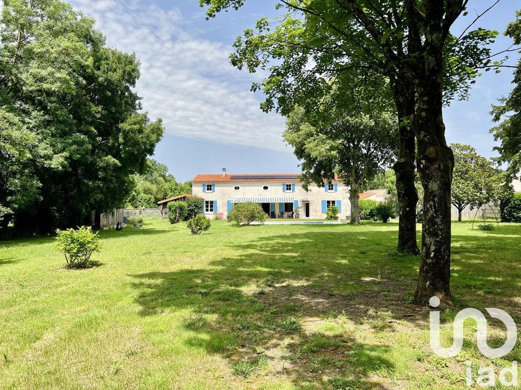 Achat maison à vendre 6 chambres 225 m² - Saint-Christophe