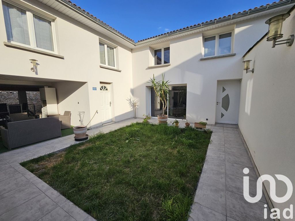 Achat maison à vendre 4 chambres 180 m² - Saint-Bonnet-près-Riom