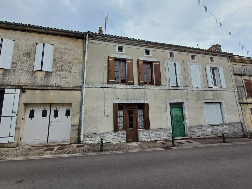 Achat maison à vendre 2 chambres 95 m² - Baignes-Sainte-Radegonde