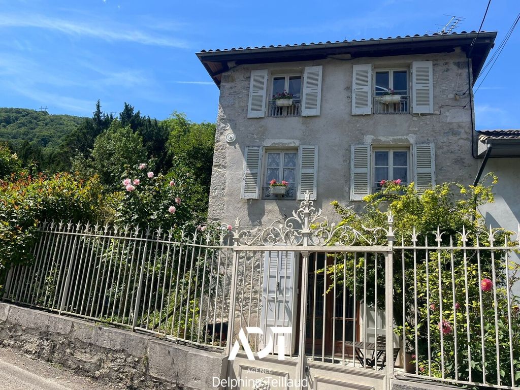 Achat maison à vendre 6 chambres 239 m² - Noyarey