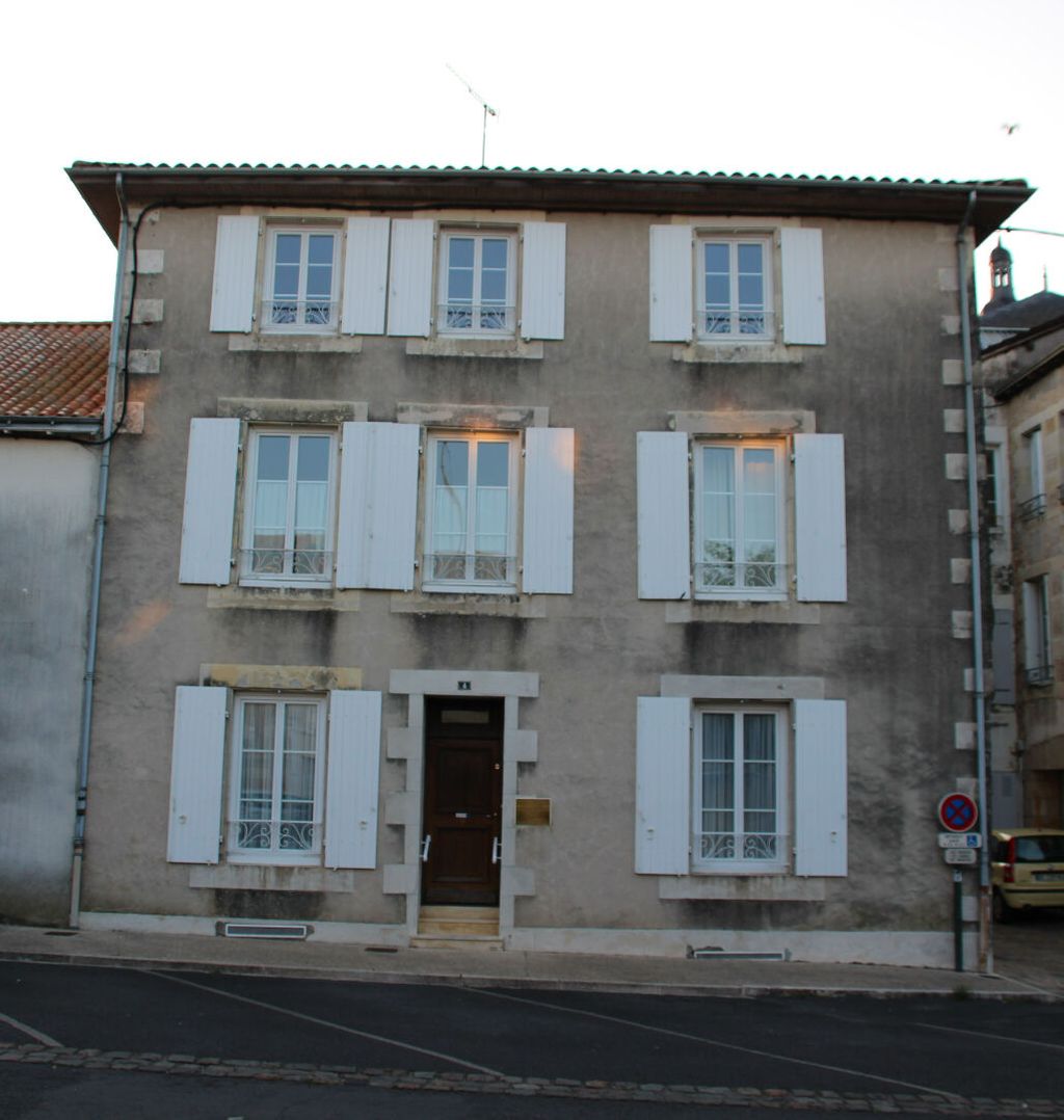 Achat maison à vendre 3 chambres 221 m² - Civray