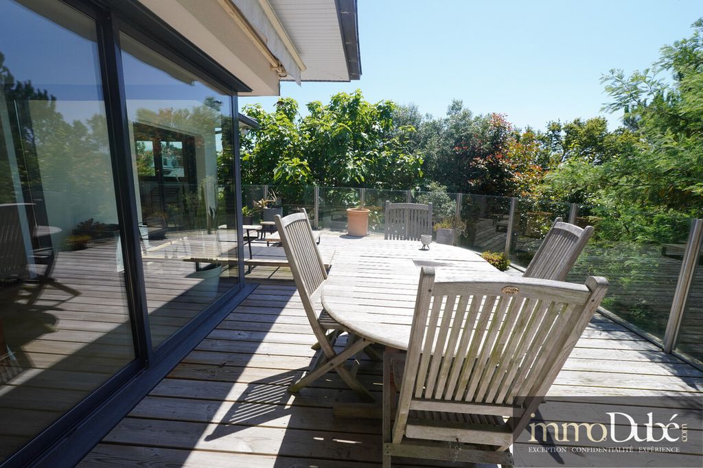 Achat maison à vendre 4 chambres 188 m² - Larmor-Plage