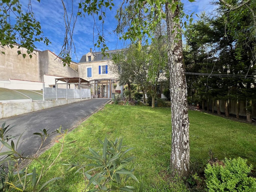 Achat maison à vendre 6 chambres 244 m² - Sainte-Hermine