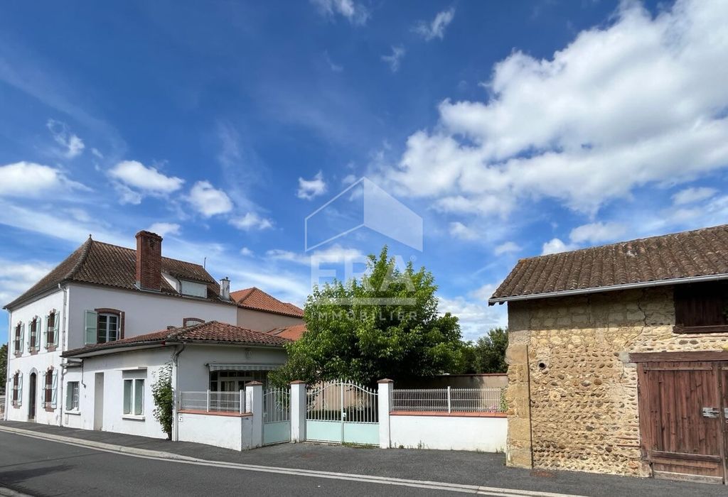 Achat maison à vendre 6 chambres 254 m² - Villecomtal-sur-Arros