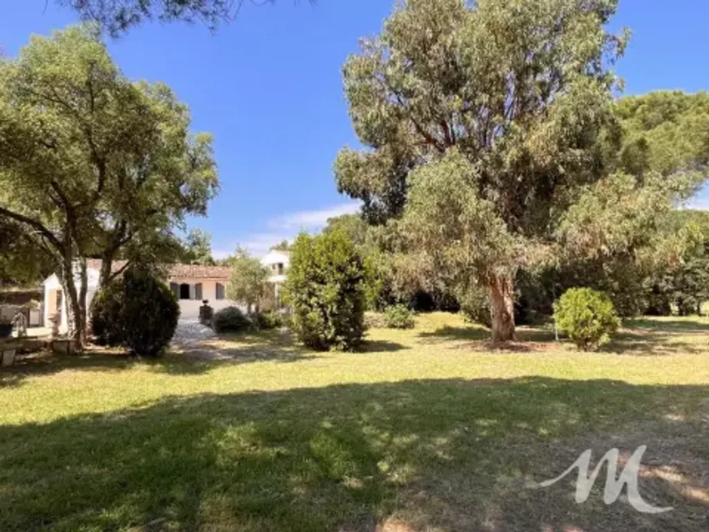 Achat maison à vendre 4 chambres 210 m² - Roquebrune-sur-Argens