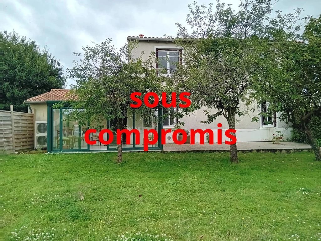 Achat maison à vendre 4 chambres 119 m² - Saint-Amand-sur-Sèvre