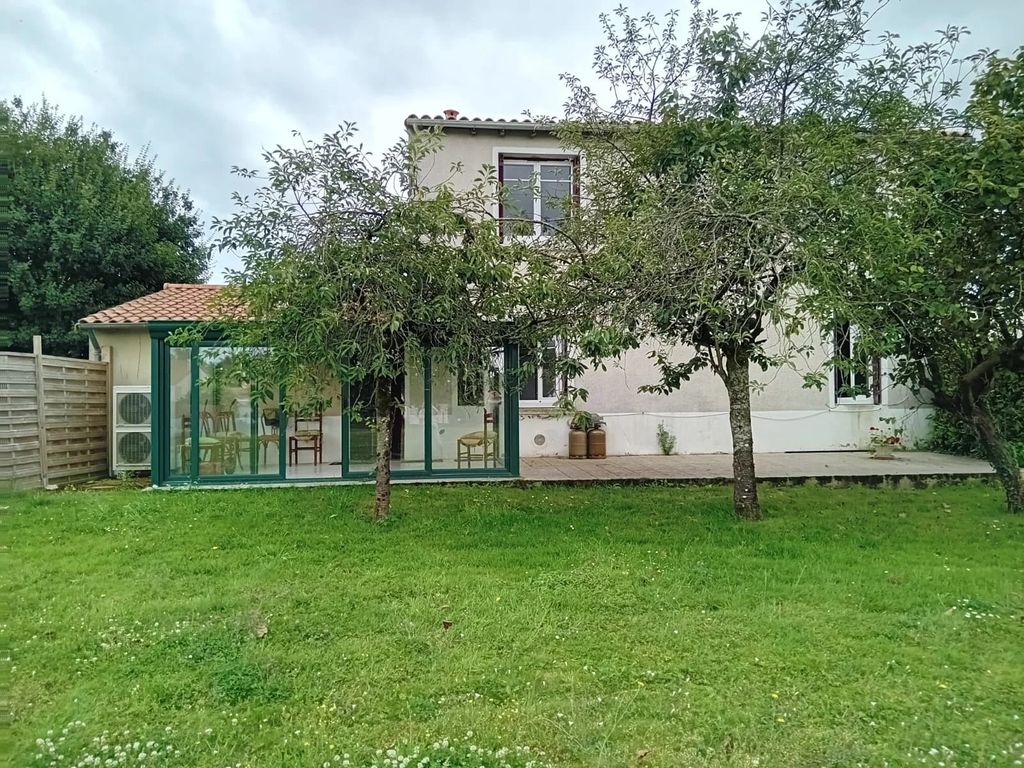 Achat maison à vendre 4 chambres 119 m² - Saint-Amand-sur-Sèvre