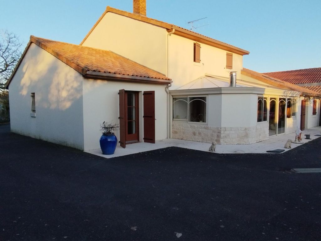 Achat maison à vendre 4 chambres 180 m² - Neuville-de-Poitou