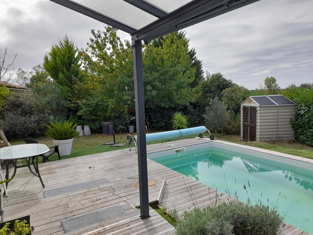 Achat maison à vendre 5 chambres 234 m² - Saint-Bonnet-sur-Gironde