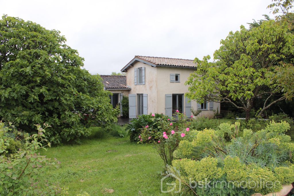 Achat maison à vendre 3 chambres 135 m² - Baignes-Sainte-Radegonde