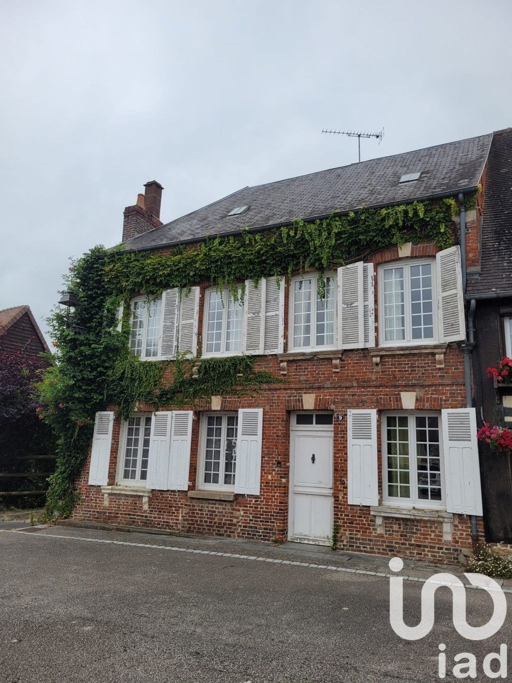 Achat maison à vendre 5 chambres 147 m² - Saint-Julien-le-Faucon