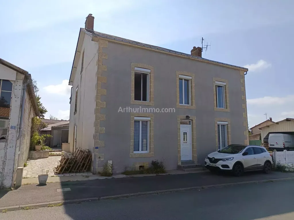 Achat maison à vendre 5 chambres 184 m² - Saint-Hilaire-de-Voust