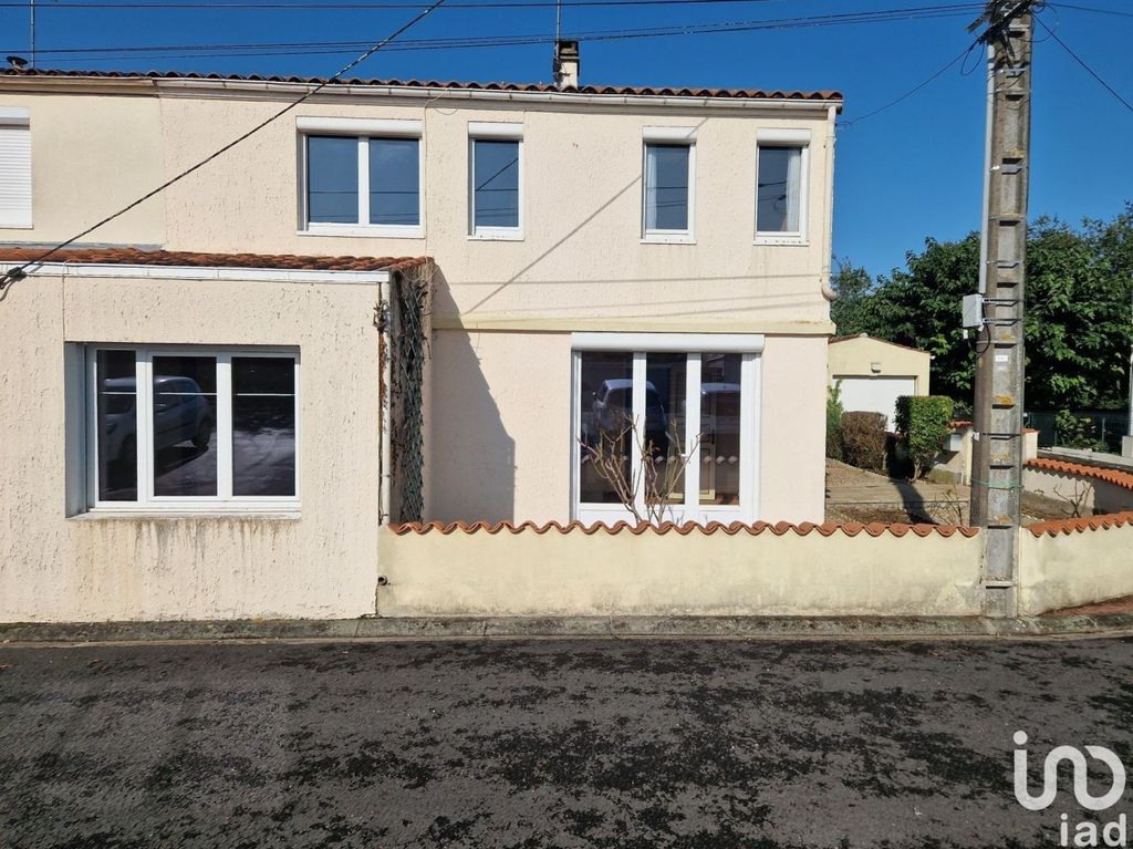 Achat maison à vendre 3 chambres 90 m² - Saint-Jean-d'Angély