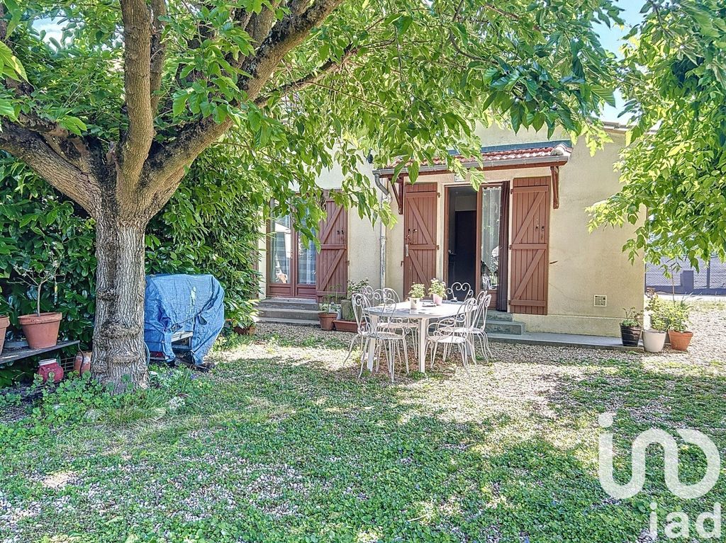 Achat maison à vendre 3 chambres 85 m² - Saint-Médard-de-Guizières