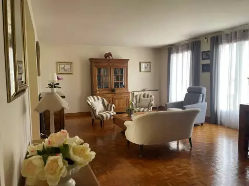 Achat maison à vendre 4 chambres 132 m² - Le Mesnil-Saint-Denis