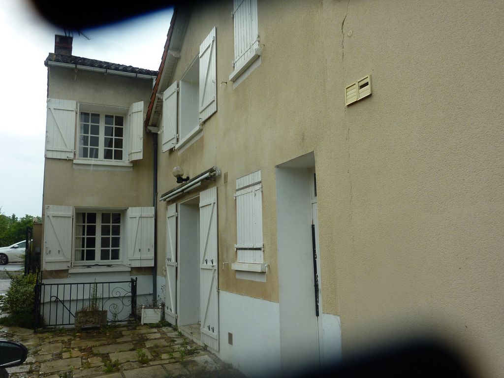 Achat maison à vendre 3 chambres 123 m² - Lussac-les-Châteaux