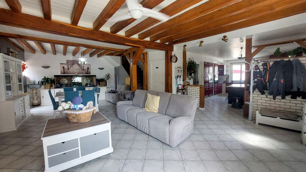 Achat maison à vendre 5 chambres 195 m² - Saint-Claude-de-Diray