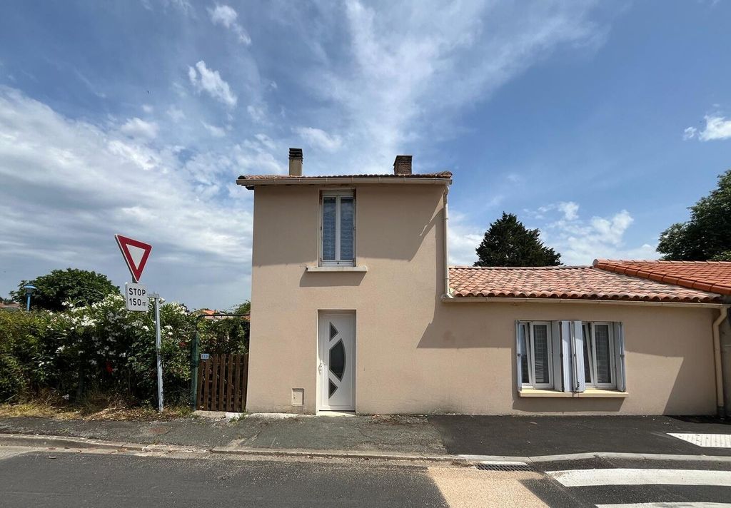 Achat maison à vendre 1 chambre 65 m² - Château-Guibert