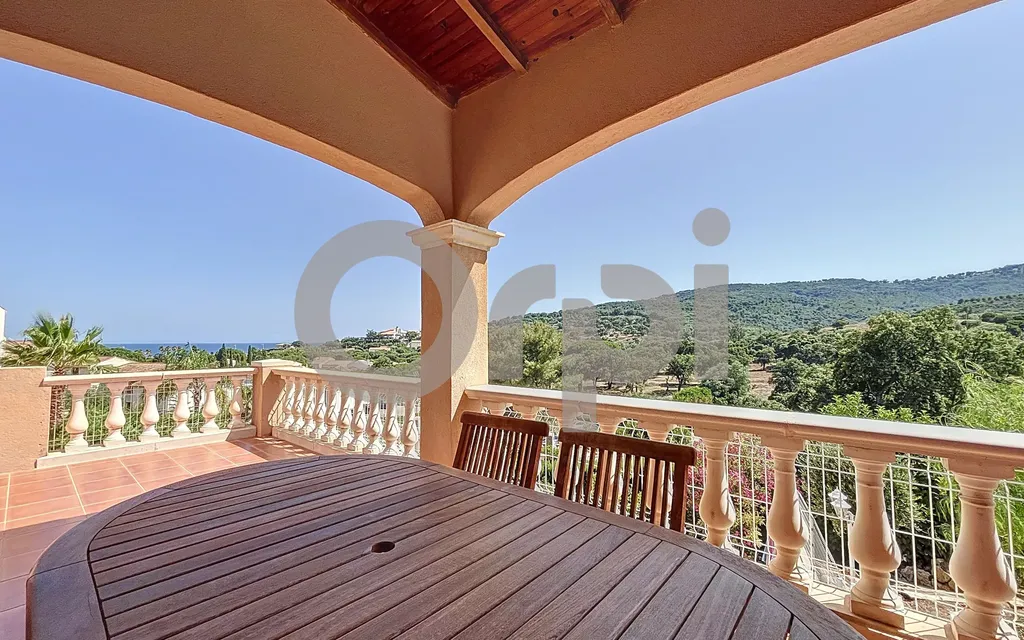 Achat maison à vendre 4 chambres 178 m² - Roquebrune-sur-Argens