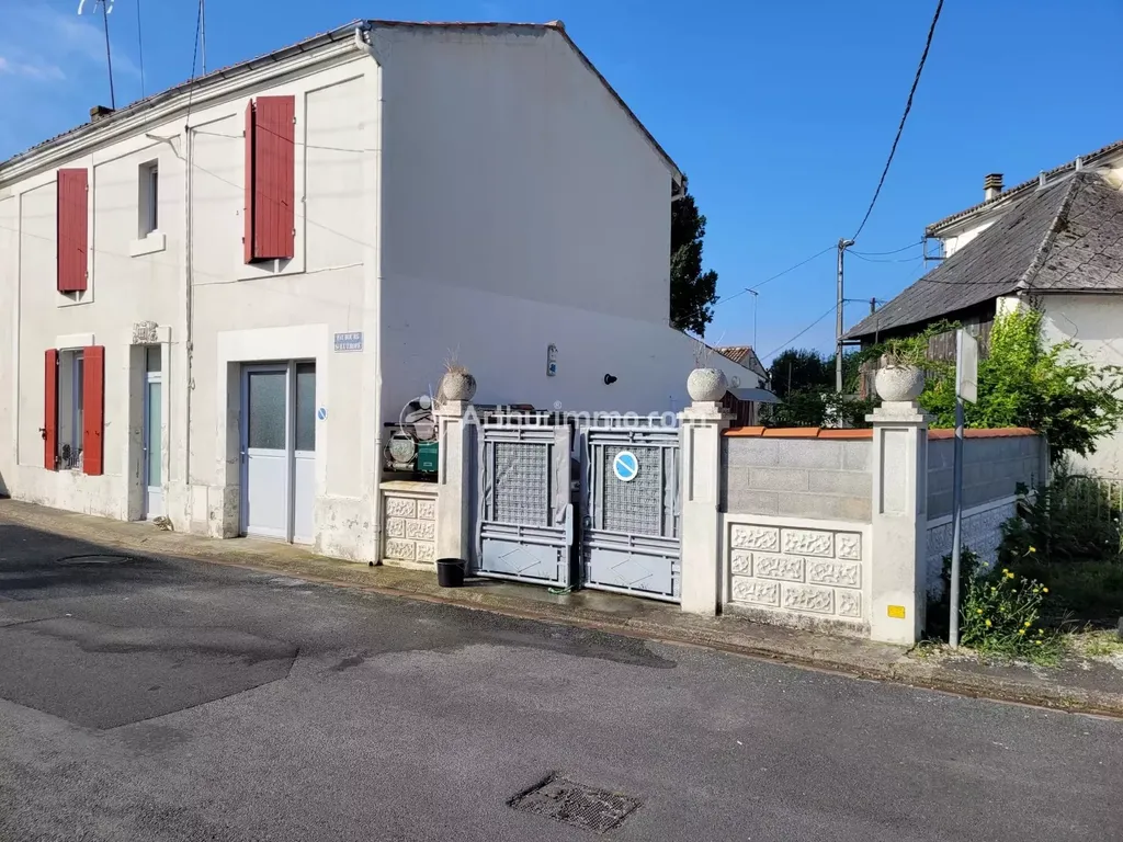 Achat maison à vendre 3 chambres 94 m² - Saint-Jean-d'Angély