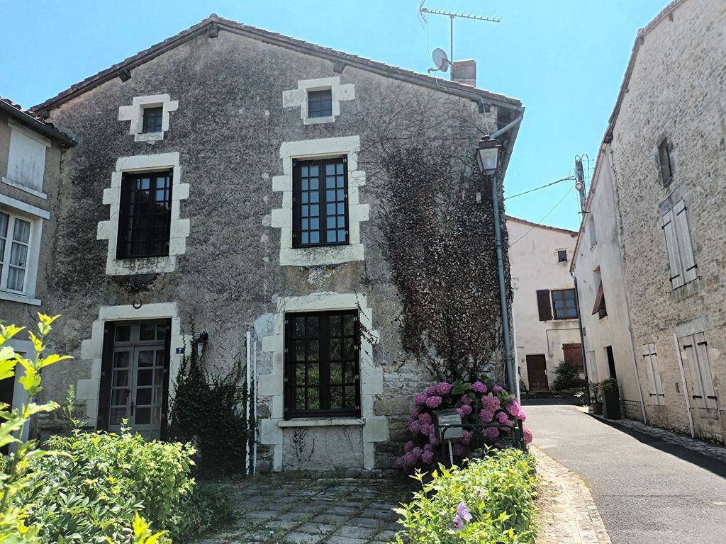 Achat maison à vendre 2 chambres 70 m² - Charroux