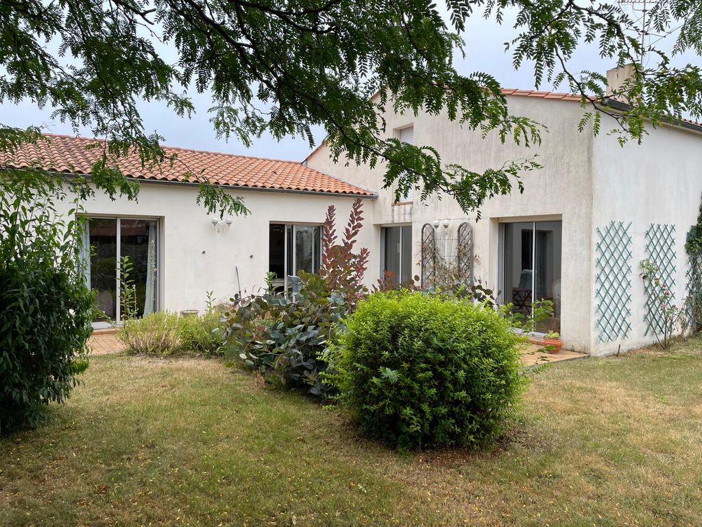 Achat maison à vendre 2 chambres 138 m² - Épannes