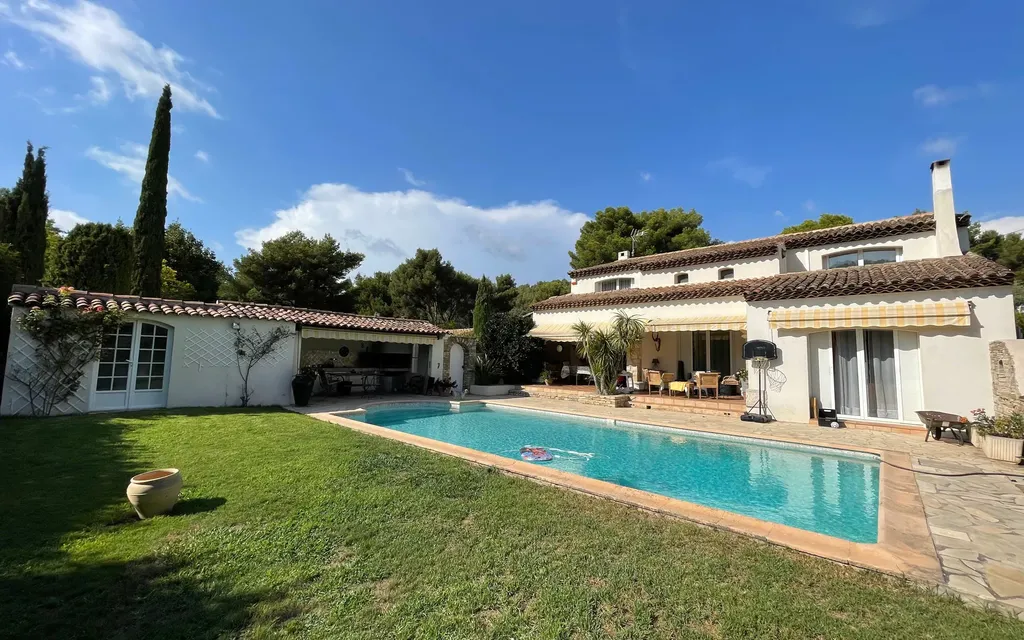 Achat maison à vendre 5 chambres 245 m² - Bandol