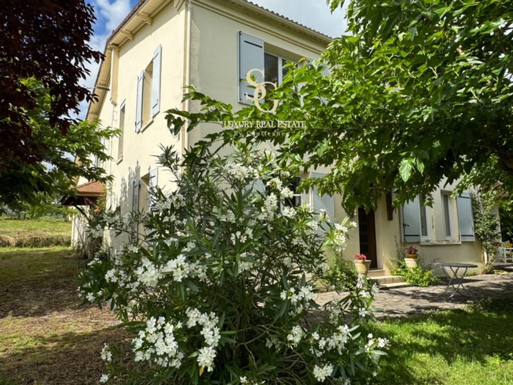 Achat maison à vendre 5 chambres 220 m² - Saint-Vivien-de-Monségur