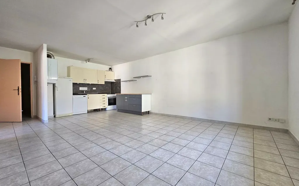 Achat appartement à vendre 3 pièces 74 m² - Eyguières