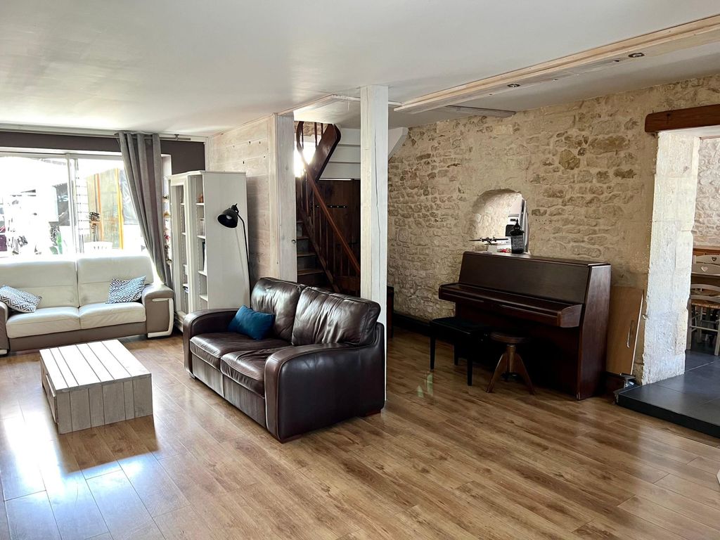 Achat maison à vendre 6 chambres 182 m² - Saint-Jean-d'Angély