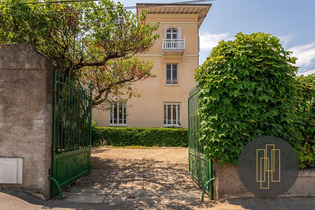 Achat maison à vendre 5 chambres 230 m² - Villefranche-sur-Saône