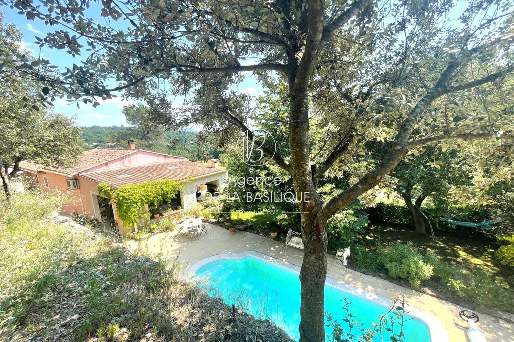 Achat maison à vendre 5 chambres 134 m² - Saint-Maximin-la-Sainte-Baume