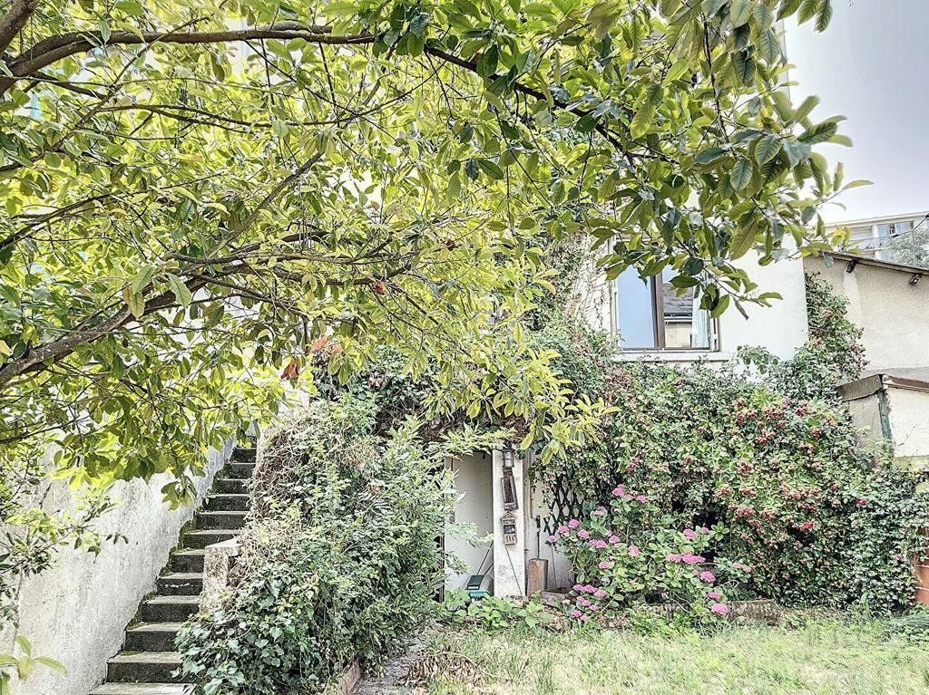 Maison avec petite rotonde à trois fenêtres et rideaux de …