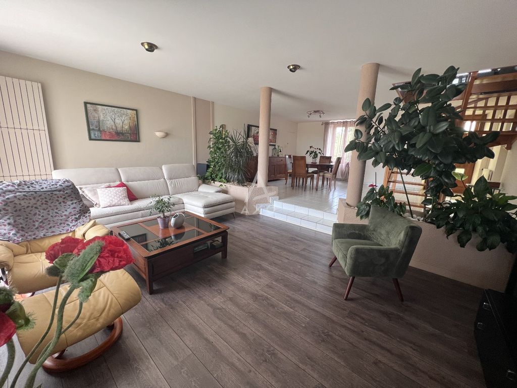 Achat maison à vendre 4 chambres 193 m² - La Bruffière