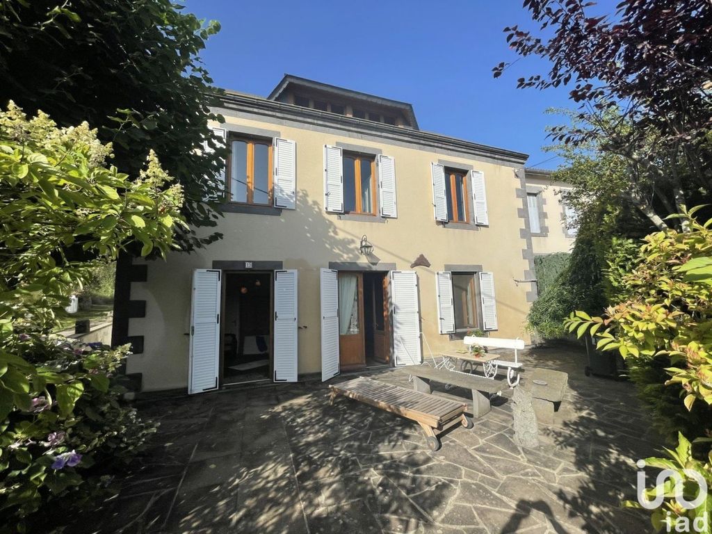 Achat maison à vendre 4 chambres 265 m² - Volvic