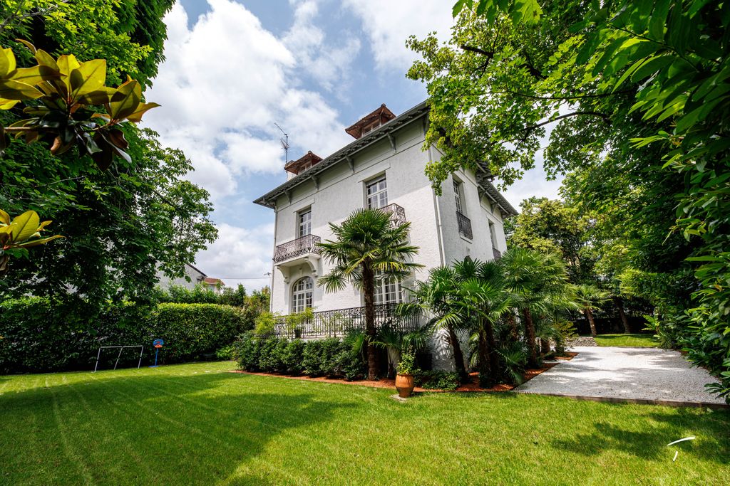 Achat maison à vendre 6 chambres 380 m² - Pau