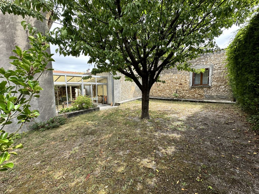 Achat maison à vendre 3 chambres 130 m² - Saint-Romain-sur-Gironde