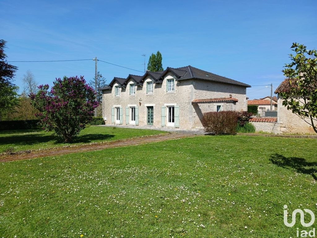 Achat maison à vendre 5 chambres 214 m² - Usson-du-Poitou