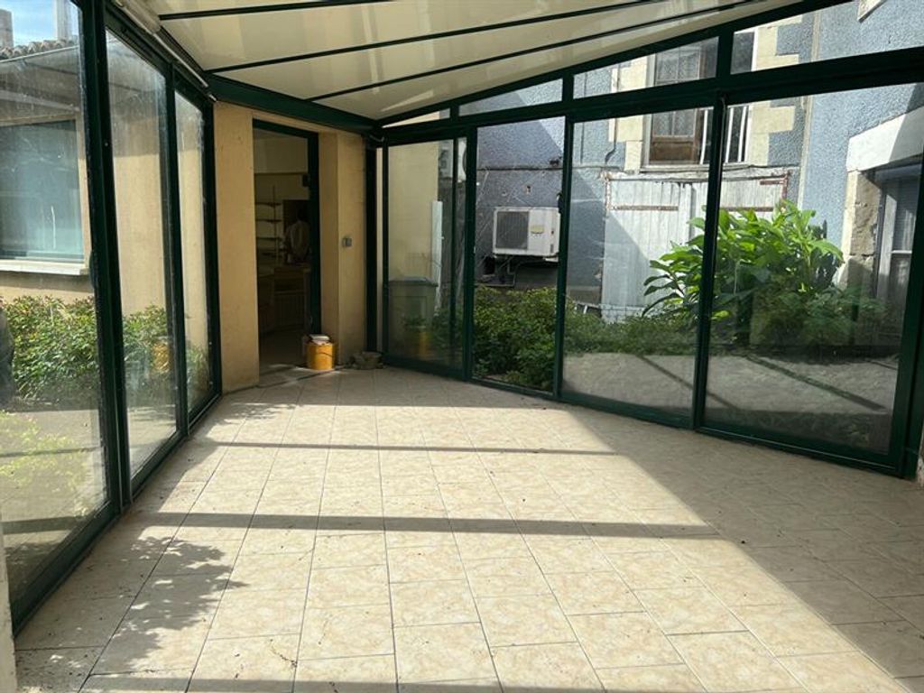 Achat maison à vendre 3 chambres 266 m² - Saint-Jean-de-Sauves