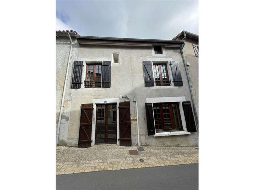 Achat maison à vendre 2 chambres 96 m² - Lussac-les-Châteaux