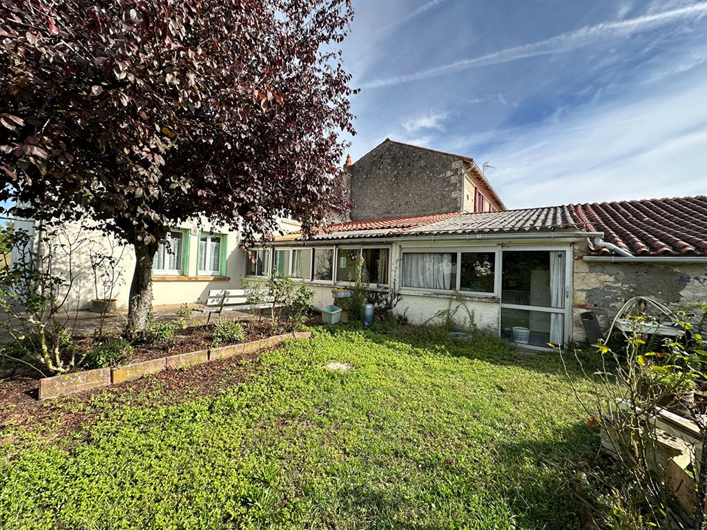 Achat maison à vendre 2 chambres 110 m² - Le Poiré-sur-Velluire