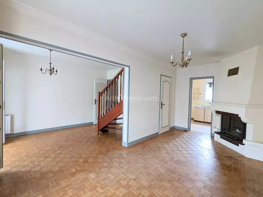 Achat maison à vendre 5 chambres 121 m² - Saint-Pavace