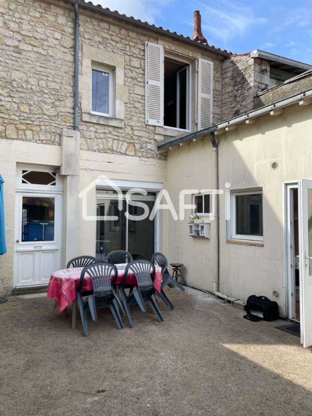 Achat maison à vendre 6 chambres 200 m² - Fontenay-le-Comte