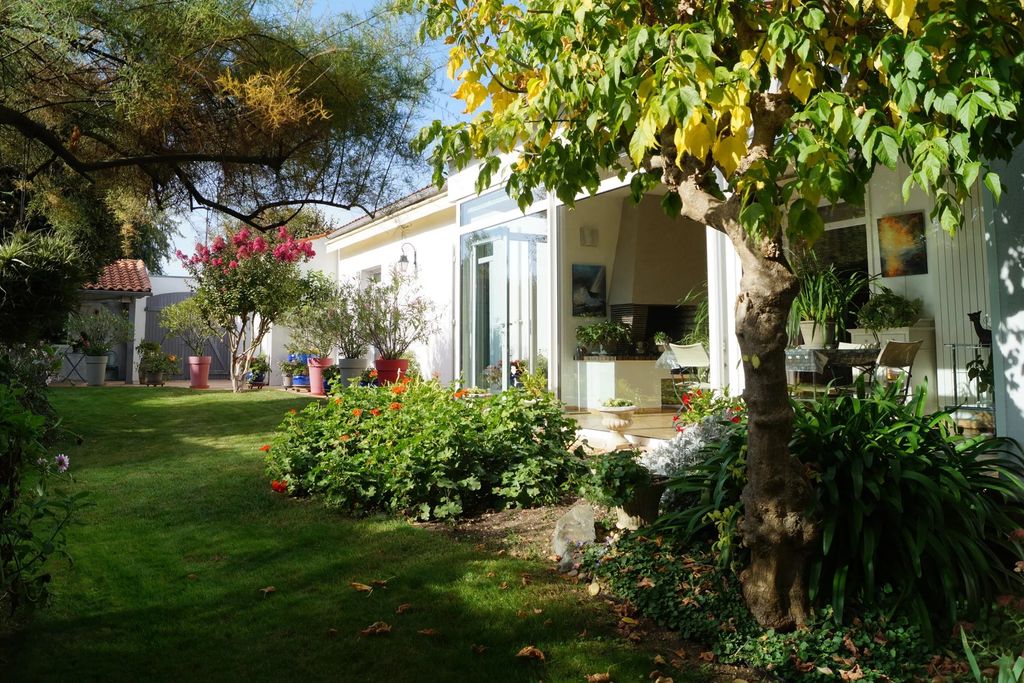 Achat maison à vendre 4 chambres 232 m² - La Rochelle