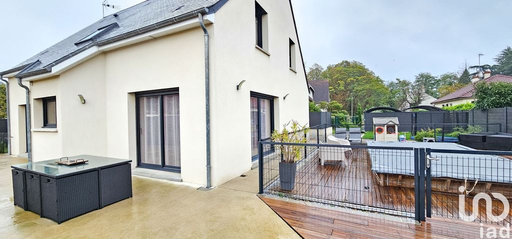Achat maison à vendre 5 chambres 177 m² - Saint-Jean-de-la-Ruelle