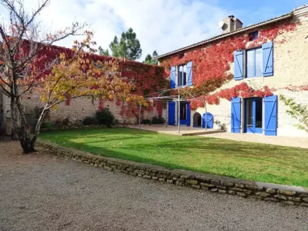 Achat maison à vendre 5 chambres 245 m² - Neuville-de-Poitou