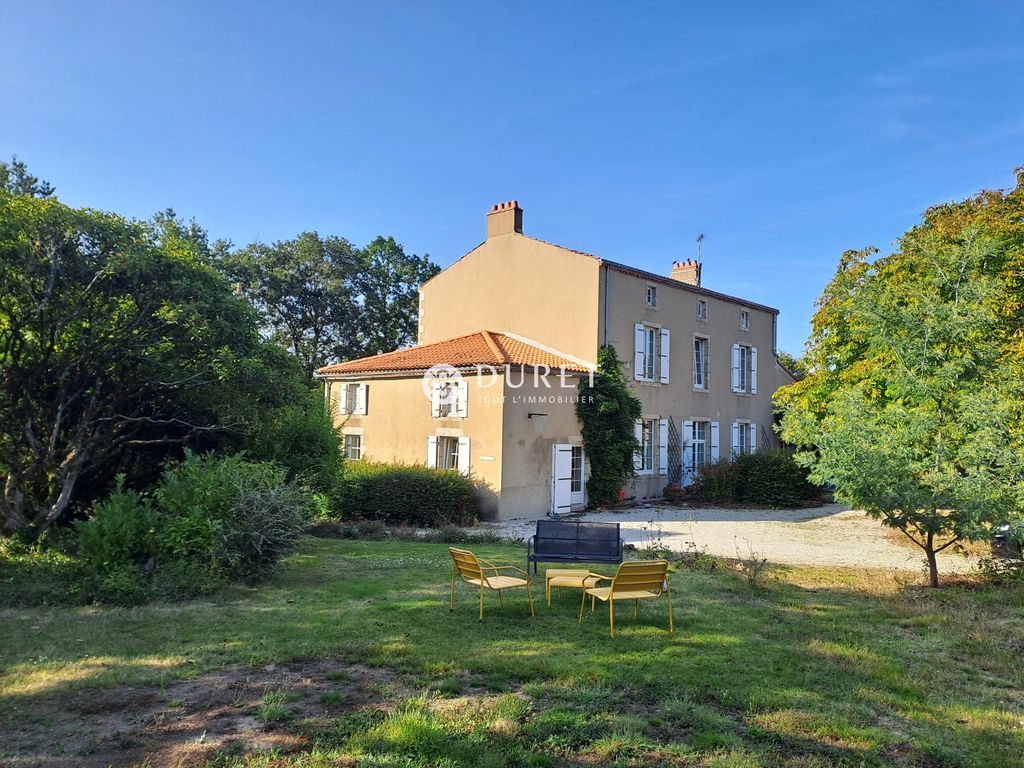 Achat maison à vendre 5 chambres 250 m² - Le Poiré-sur-Vie